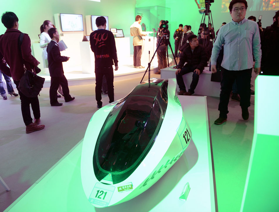 Vehículo de bajo consumo expuesto durante la Competición de Innovadores de Lenovo 2014 en la zona de arte 798 de Pekín, el 19 de enero de 2014. 