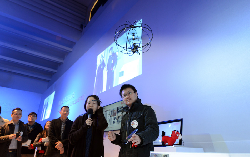 Aparato volador no tripulado controlado con gafas durante la Competición de Innovadores de Lenovo 2014 en la zona de arte 798 de Pekín, el 19 de enero de 2014. 