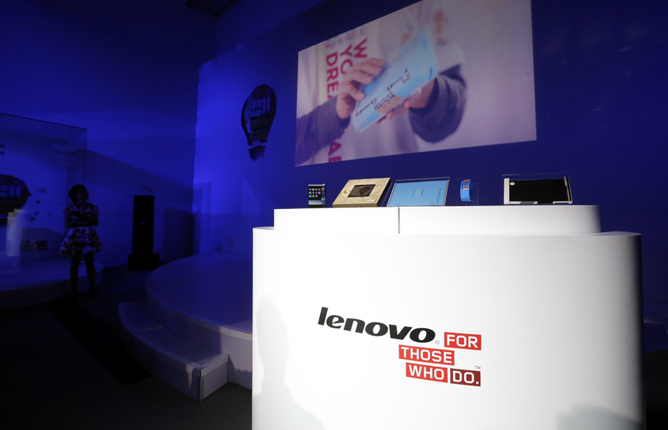 Varios tipos de tabletas de la gama “Dreamy Tablets” expuestas durante la Competición de Innovadores de Lenovo 2014 en la zona de arte 798 de Pekín, el 19 de enero de 2014.