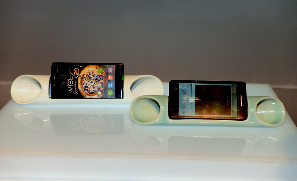 Dos altavoces de cerámica para teléfonos móviles de Lenovo expuestos durante la Competición de Innovadores de Lenovo 2014 en la zona de arte 798 de Pekín, el 19 de enero de 2014.