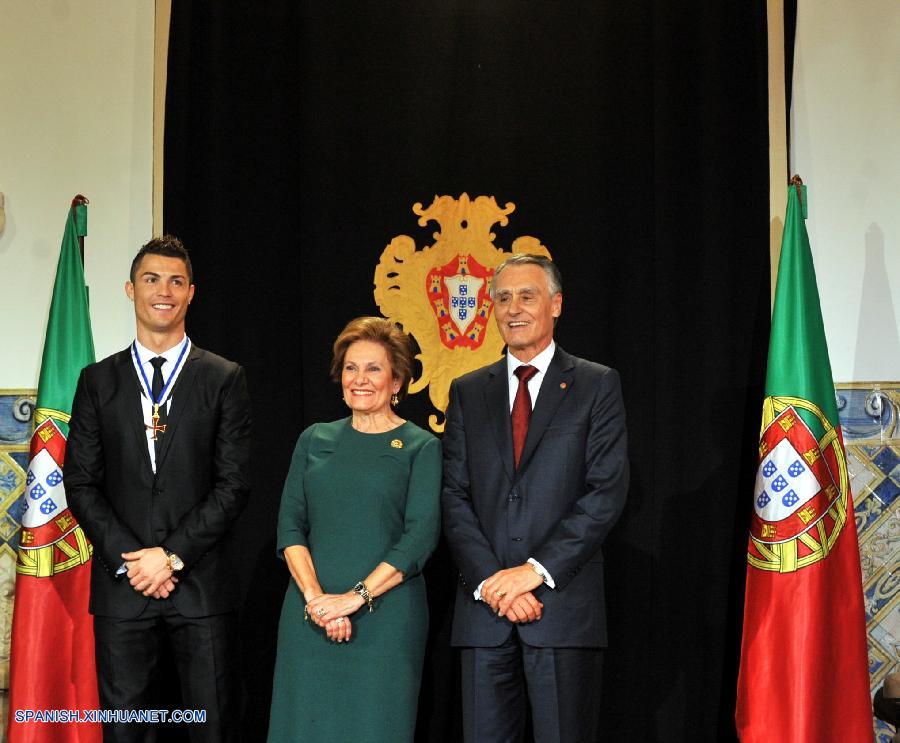 Fútbol: Gobierno portugués condecora a Cristiano Ronaldo  8