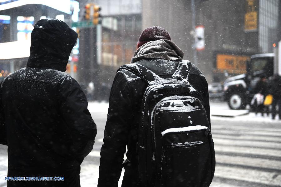 Declaran estado de emergencia por tormenta de nieve en estado de NY  (9)