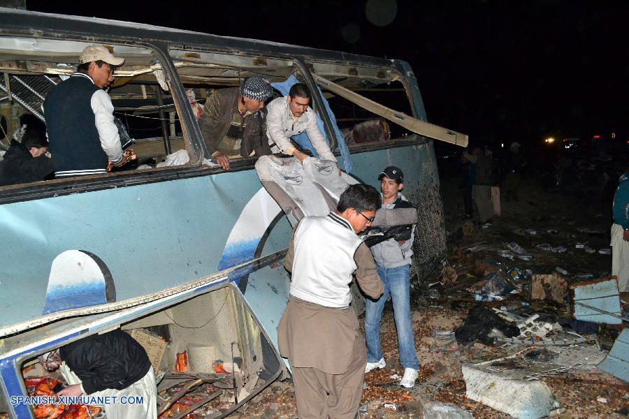 Atentado suicida contra autobús deja 18 muertos y 22 heridos en Pakistán 