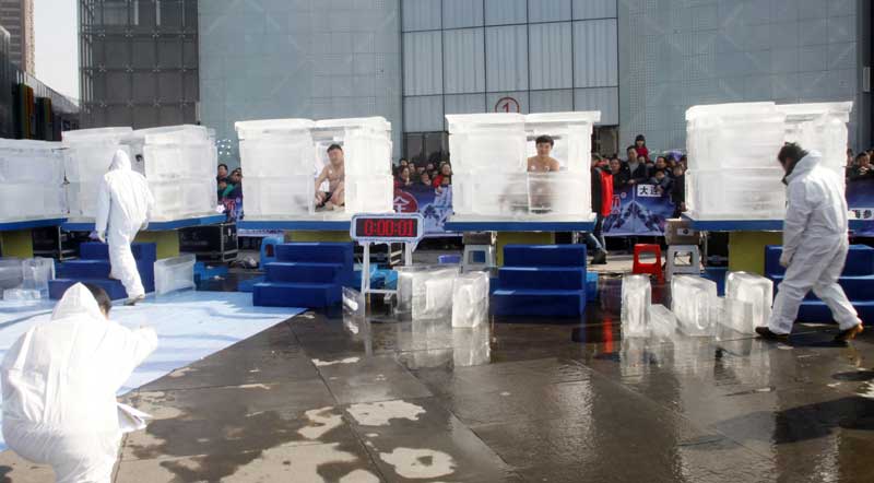 Cuatro personas permanecerán en una caja de hielo de 1 metro cúbico durante 48 horas sin comida ni agua, en una prueba de tolerancia al frío en Changsha, provincia de Hunan, el 21 de enero de 2014. [Foto de Fu Zhiyong / Asianewsphoto]