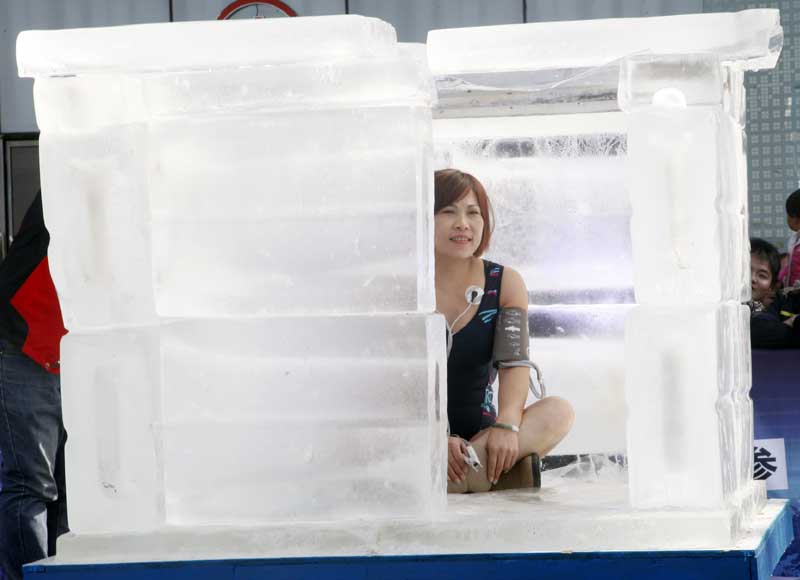 Lou Li es la primera mujer que participa en la prueba de tolerancia al frío en Changsha, provincia de Hunan, el 21 de enero de 2014. [Foto de Fu Zhiyong / Asianewsphoto]