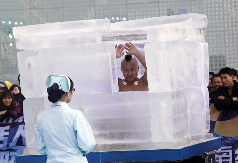 Xiangyong, de apodo "hombre de fuego", es uno de cuatro competidores en la prueba de tolerancia al frío en Changsha, provincia de Hunan, el 21 de enero de 2014. [Foto de Fu Zhiyong / Asianewsphoto]