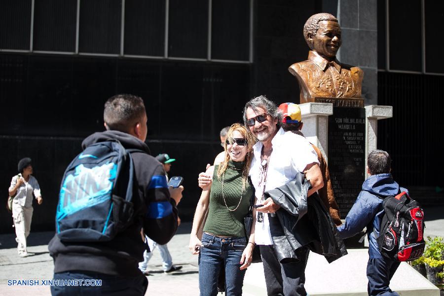 Develan busto de Nelson Mandela en centro de Caracas 4