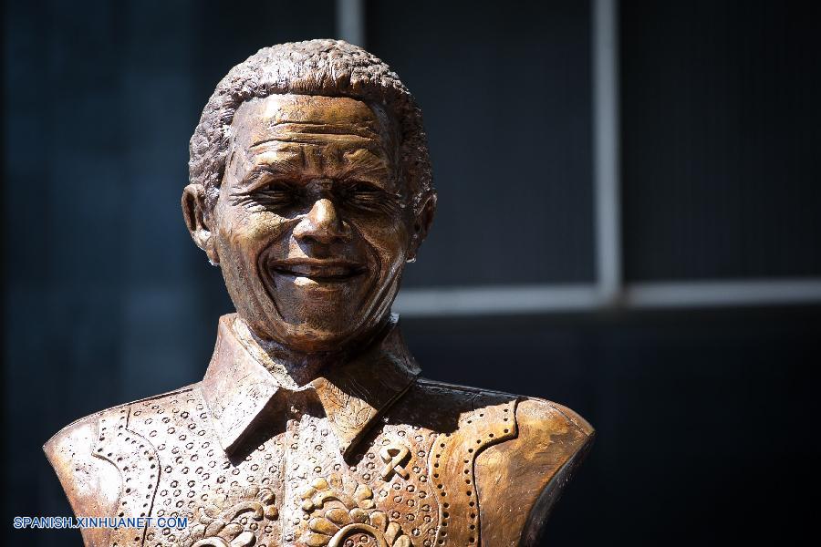 Develan busto de Nelson Mandela en centro de Caracas