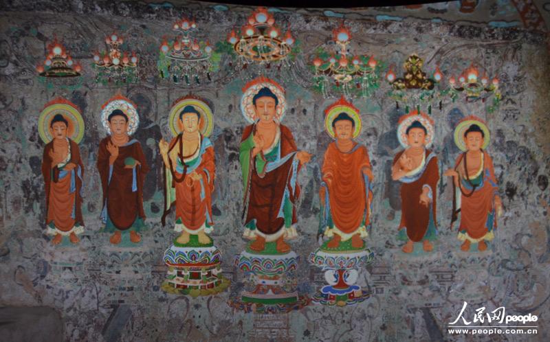 En esta imagen, las siete encarnaciones del Buda de la Medicina aparecen de pie sobre una flor de loto. [Foto / people.com.cn]
