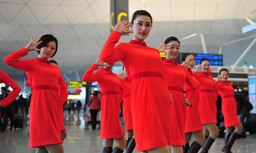 Azafatas de vuelo en el Aeropuerto Internacional Taoxian de Shenyang hacen un baile típico de “xiaonian” a las 10 de la mañana del 253 de enero.