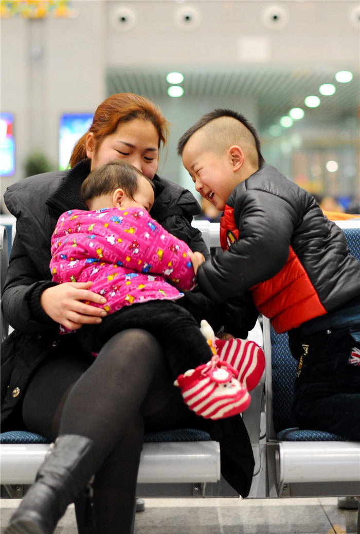 Una familia espera en la estación de tren de Nanjing, provincia de Jiangsu, el 23 de enero de 2014. 