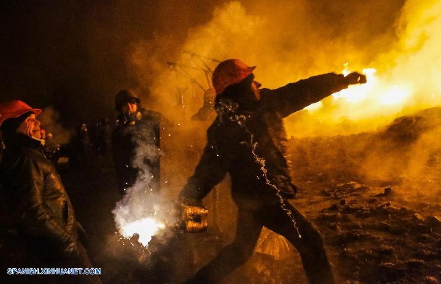 Manifestantes atacan a oficiales de policía en capital ucraniana