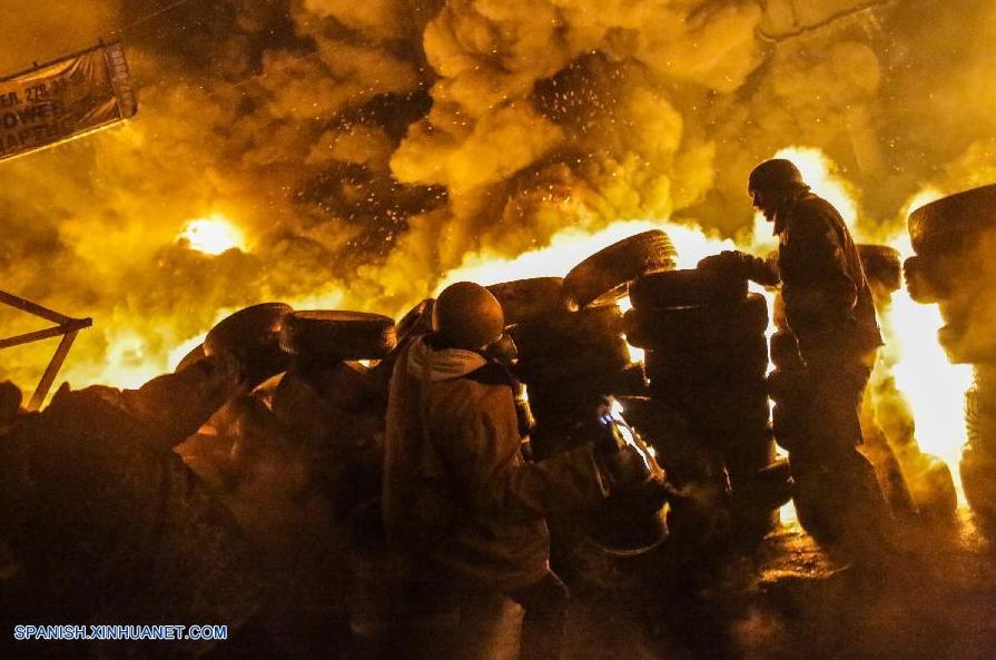 Manifestantes atacan a oficiales de policía en capital ucraniana (2)