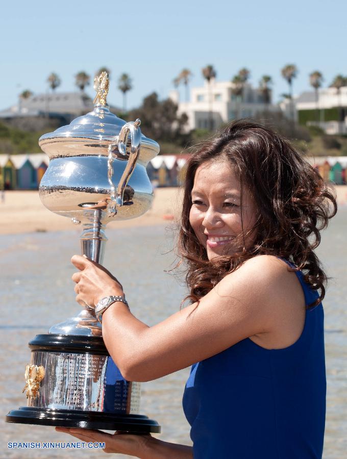 Tenis: Li Na posa con la copa Daphne Akhurst