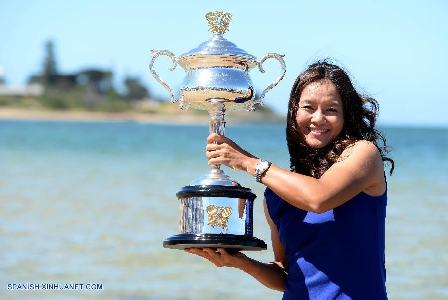 Tenis: Li Na posa con la copa Daphne Akhurst