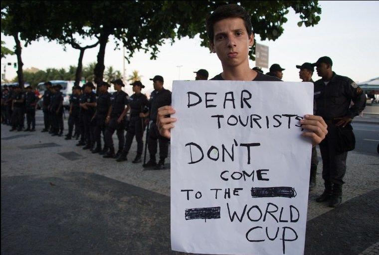 Ola de manifestaciones en Brasil en contra de la Copa del Mundo (12)