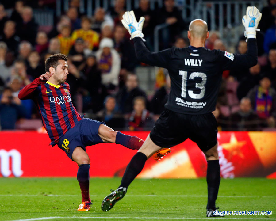 Fútbol: Barcelona golea 3-0 a Málaga para mantenerse en el liderato