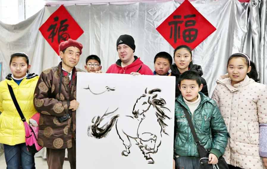 Extranjero pinta un caballo para el Año Nuevo Chino