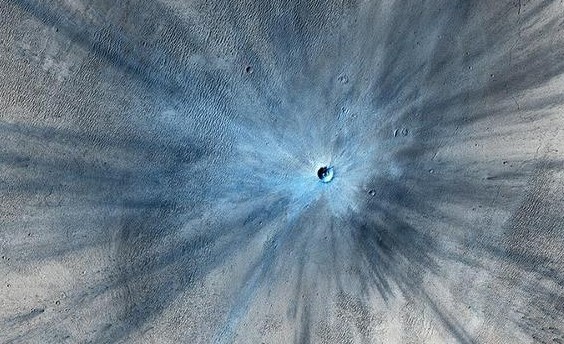 Hallan un gran cráter en Marte