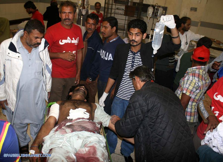 Suman 8 muertos por ataque contra centro religioso en Karachi, Pakistán