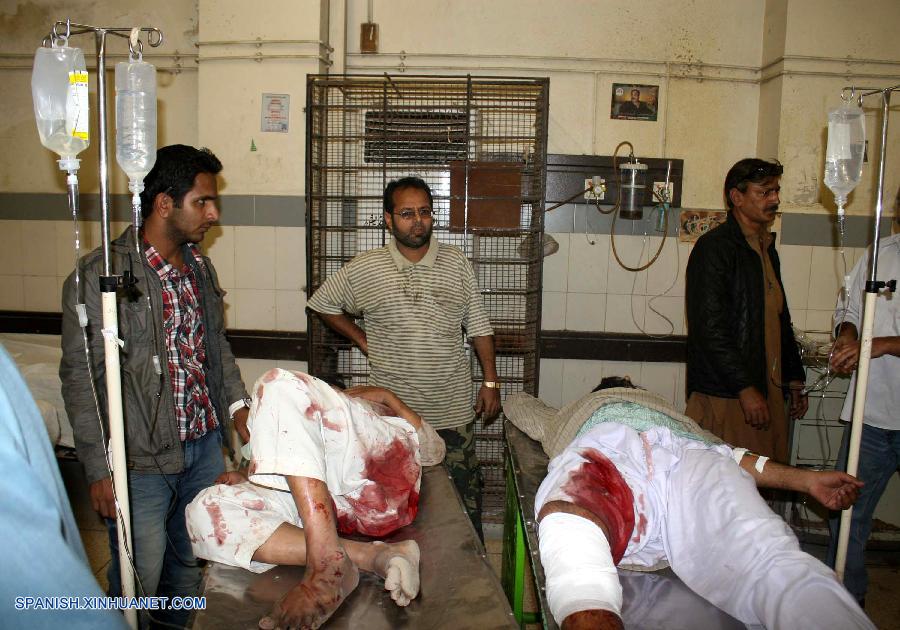 Suman 8 muertos por ataque contra centro religioso en Karachi, Pakistán