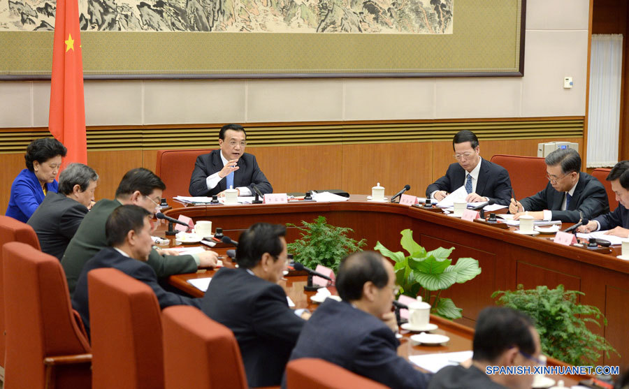 Primer ministro chino escucha opiniones sobre informe de labor del gobierno