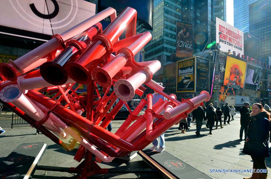 Times Square celebra San Valentín con una escultura