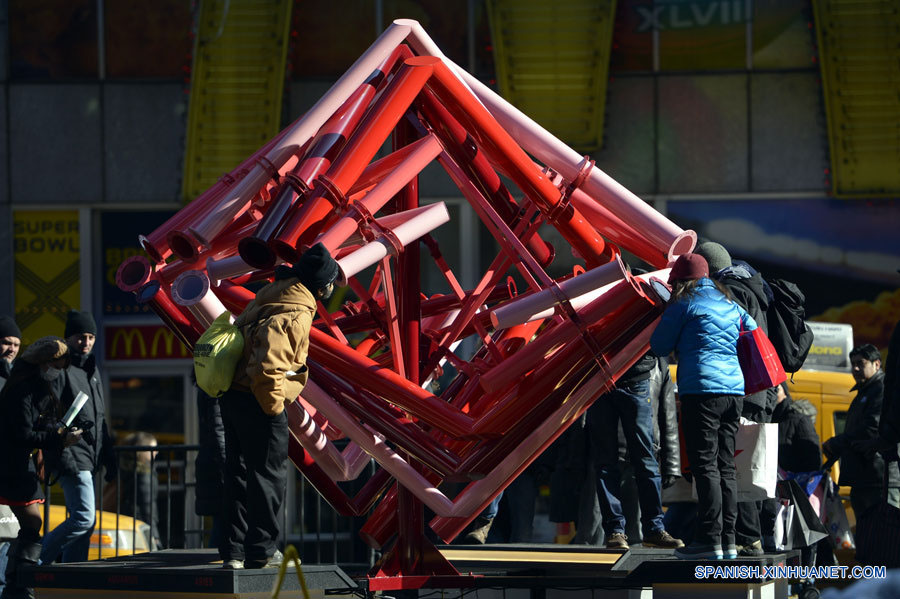 Times Square celebra San Valentín con una escultura