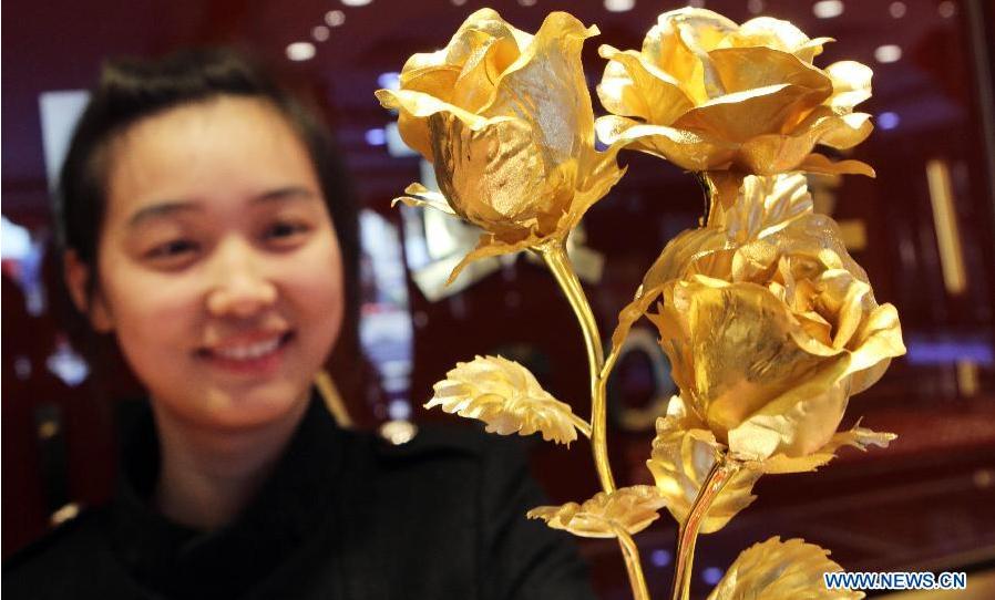 Rosas de oro se convierten en regalos populares para el Día de San Valentín