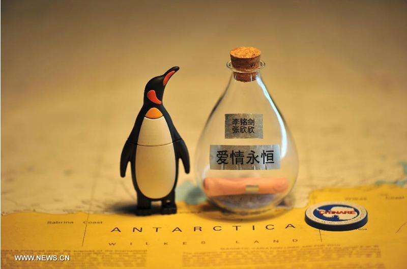 Marineros de Xuelong sueltan botellas de deriva de amor en la Antártica