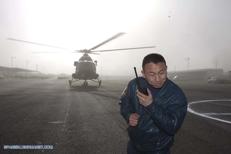 Llegan tropas y helicópteros para ayudar en zona de terremoto en Xinjiang, China