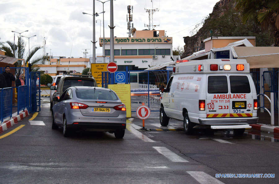 Trasladan a hospital israelí a 15 víctimas de explosión de autobús en Egipto