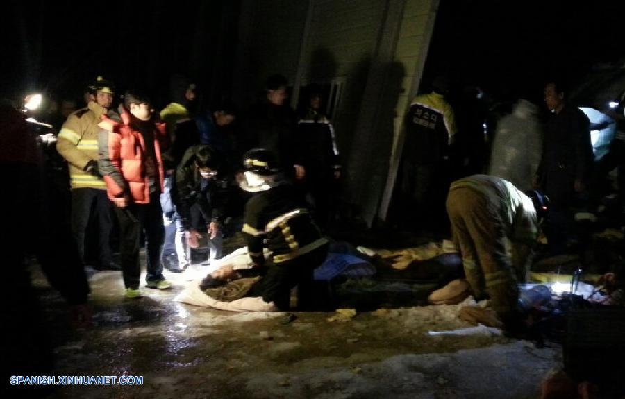 Quedan sepultados unos 60 estudiantes por colapso de techo en R. de Corea