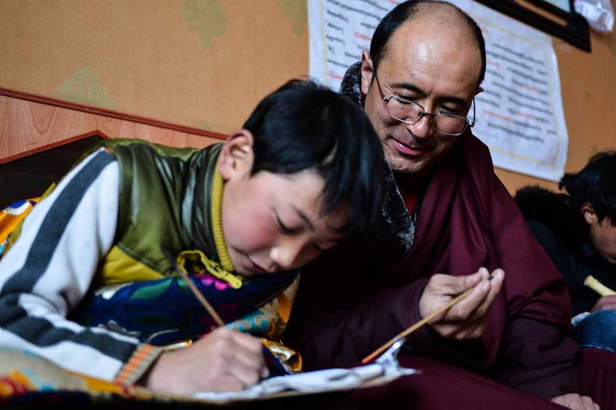 Heredero de la caligrafía tibetana Sazhi de De'ang
