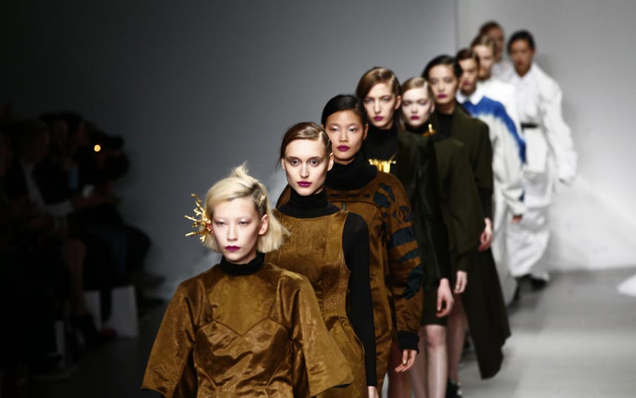 Diseñador chino Simon Gao clausura la Semana de la Moda de Londres