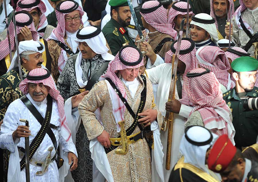 Carlos de Inglaterra baila en traje tradicional de Arabia Saudita