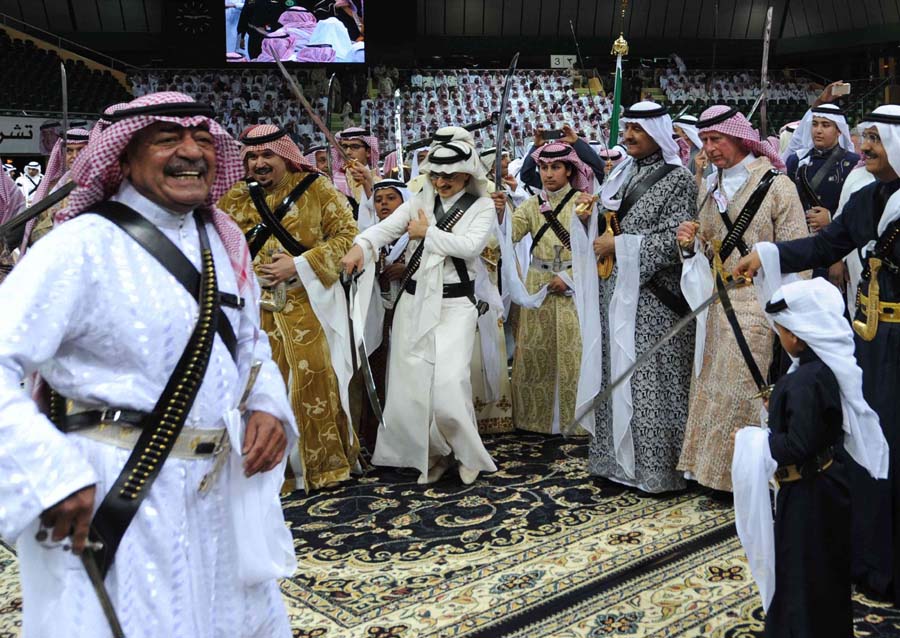 Carlos de Inglaterra baila en traje tradicional de Arabia Saudita