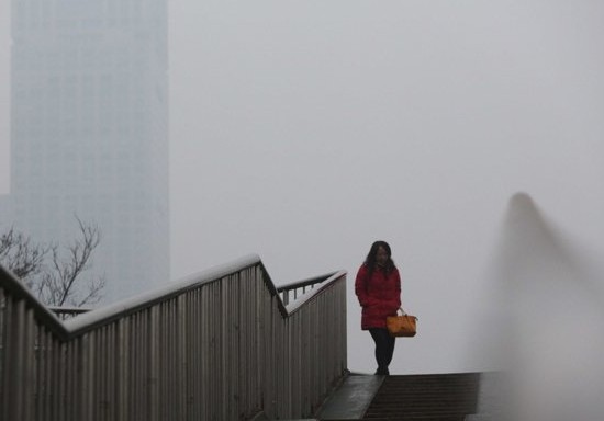 Personas evitan salir a la calle por la intensa niebla