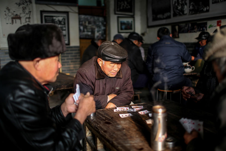 Clientes juegan a las cartas en una casa de té del municipio de Linhuan, en Suixi, provincia de Anhui, el 22 de febrero de 2014. [Foto/Asianewsphoto]