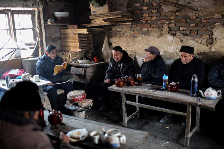 Clientes se entretienen con una lectura en una casa de té del municipio de Linhuan, en Suixi, provincia de Anhui, el 22 de febrero de 2014. [Foto/Asianewsphoto]
