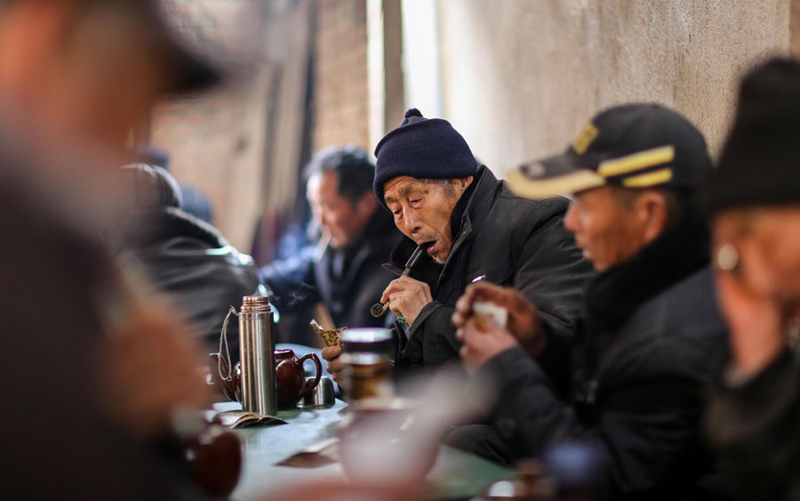 Clientes pasan sus ratos libres en una casa de té del municipio de Linhuan, en Suixi, provincia de Anhui, el 22 de febrero de 2014. [Foto/Asianewsphoto]