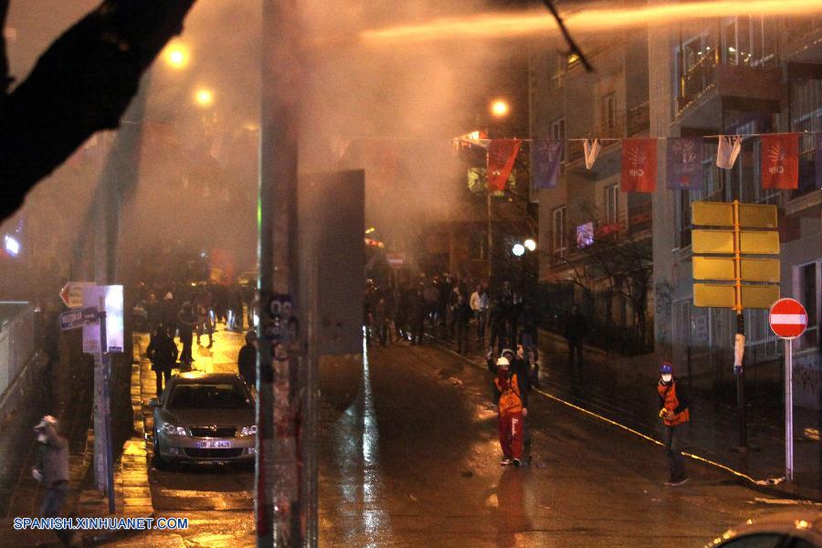 Manifestantes turcos demandan renuncia de primer ministro
