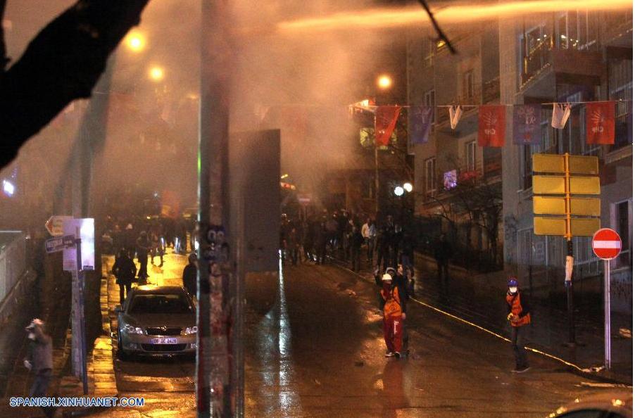 Manifestantes turcos demandan renuncia de primer ministro (3)