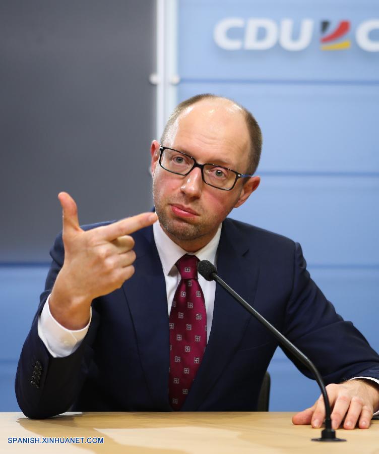 Parlamento de Ucrania aprueba a Yatsenyuk como nuevo PM