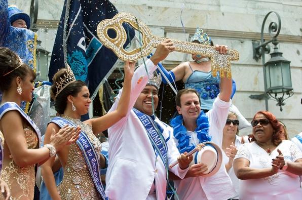 Rey Momo "decreta la alegría" y arranca el carnaval de Río de Janeiro