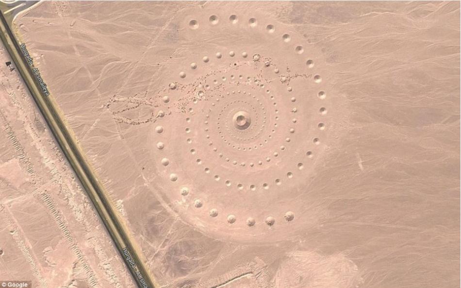 Foto de extraña espiral en medio del desierto del Sahara (8)