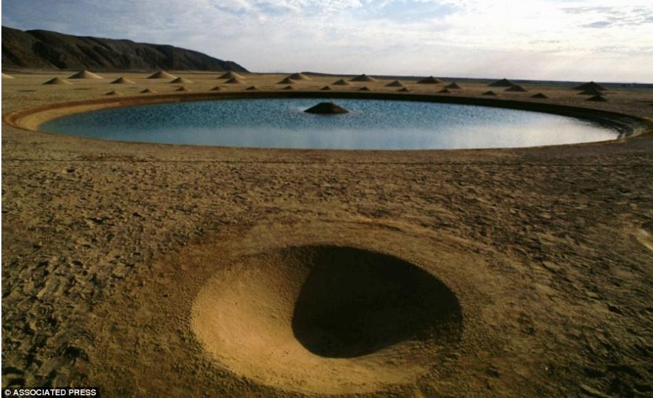 Foto de extraña espiral en medio del desierto del Sahara (6)