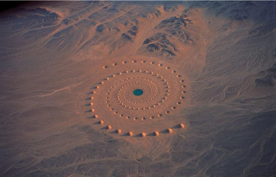 Foto de extraña espiral en medio del desierto del Sahara (9)