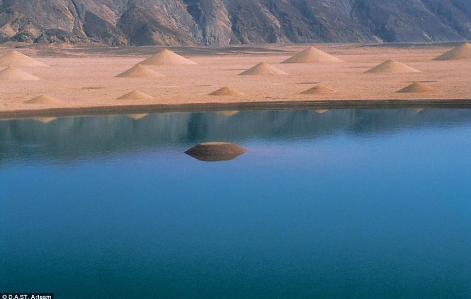 Foto de extraña espiral en medio del desierto del Sahara (5)
