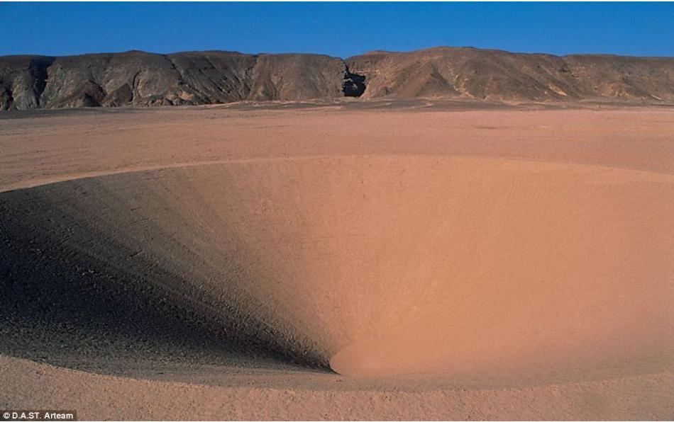 Foto de extraña espiral en medio del desierto del Sahara (2)